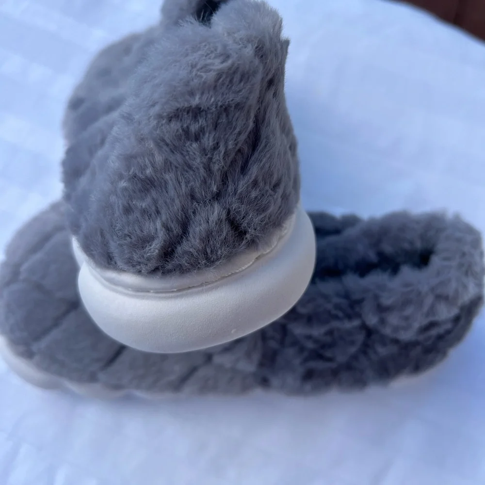 Children’s‎ grey slippers size 2 plushy comfortable